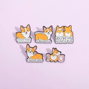 Lot de cinq épingles en émail corgi avec citations amusantes sur fond violet clair