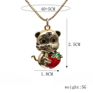 Size chart for golden tiger strawberry necklace showing 40+5CM chain and 2.5CM pendant