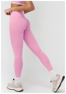 Dettaglio dei pantaloni da yoga rosa a vita alta con fascia larga e tessuto senza cuciture