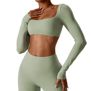Ensemble de yoga vert menthe ajusté avec haut court à manches longues et legging de sport