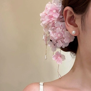 Elegante fermaglio per capelli con fiore rosa e nappe di perle, stile dolce chic da donna.