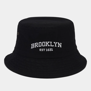 Dettaglio del ricamo Brooklyn e degli occhielli metallici su un cappello a secchiello
