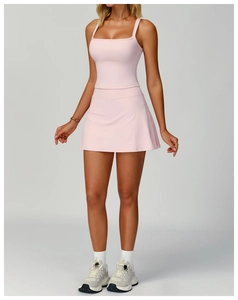 Détail de la mini-jupe de sport rose clair avec taille haute et tissu mat de qualité
