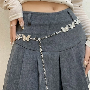 Ceinture chaîne papillon argentée avec maillons ovales cœur sur un mannequin femme