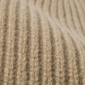 Dicke Beanie aus kamelfarbener Wolle mit grober Rippstrickstruktur und warmem Plüsch
