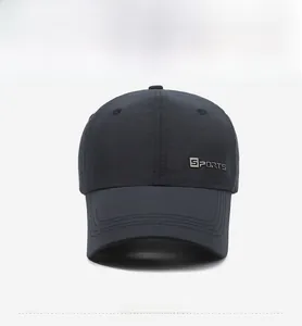 Dettaglio cappellino sportivo blu navy ad asciugatura rapida con placca logo in metallo