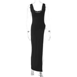Détail d'une robe maxi moulante sans manches noire avec fente latérale haute sur mannequin invisible