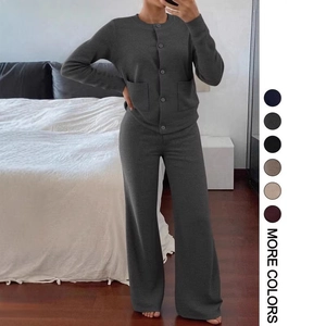 Selfie miroir montrant la texture du cardigan en maille gris foncé et du pantalon large