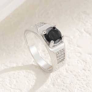 Makro-Detail des Herrenrings mit großem schwarzen Edelstein und Pavé-Besatz aus Diamanten