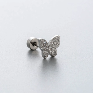 Clou d'oreille papillon en argent avec zircons et fermoir plat sur fond gris