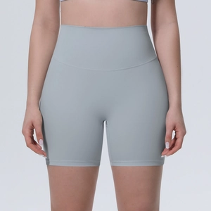 Vue de face du short de yoga gris clair à taille haute avec contrôle abdominal sans couture
