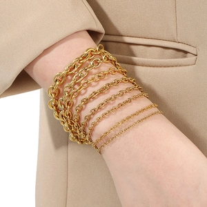 Bracelets à maillons dorés multicouches en acier inoxydable portés sur le poignet