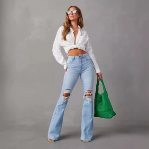 Jean large délavé à taille haute pour femme avec chemise blanche à nouer sur le devant