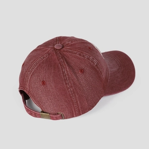 Détail de la casquette en denim lavé bordeaux avec boucle de réglage en métal rétro au dos