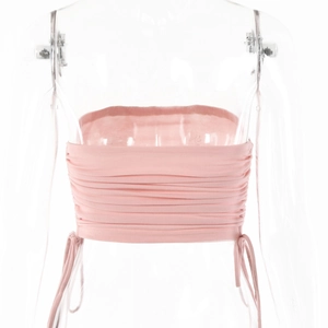 Détail d'un haut bandeau rose côtelé avec cordon de serrage latéral réglable