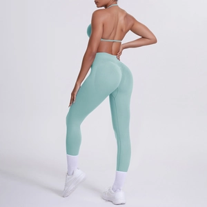 Dettaglio dei leggings da yoga verde menta a vita alta con design arricciato solleva glutei