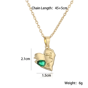 Vue détaillée du collier cœur doré avec zircon vert et dimensions de 45+5cm
