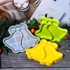 Silikonform für Weihnachtsglocken für Harzguss und DIY-Seife auf rustikalem Holzhintergrund