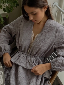 Robe plissée mauve avec col en V, bordure en dentelle et manches à volants chic