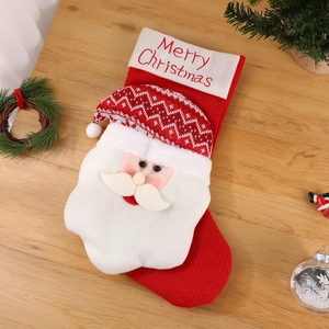 Chaussette de Noël en tricot avec figurine Père Noël 3D et broderie festive
