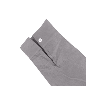 Dettaglio del polsino a bottone singolo su camicia in lino grigio traspirante da uomo