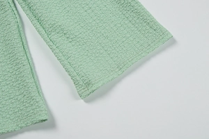 Gros plan détaillé du tissu gaufré vert menthe avec motif seersucker en relief chic