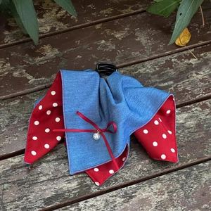 Pinza per capelli vintage in denim a pois rossi con fiocco e pendente di perla su legno