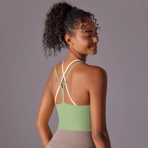 Détail du dos d'une brassière de sport vert clair avec fines bretelles croisées