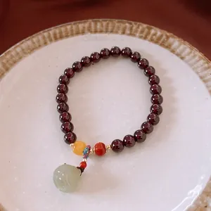 Granat-Perlenarmband mit geschnitztem grünem Jade-Lotus-Anhänger im Retro-Stil