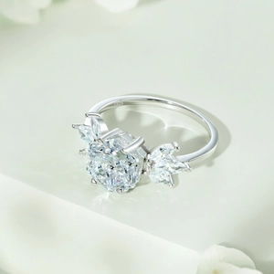 Macro view of S925 sterling silver ring featuring ice-flower cut stones and S925 hallmark