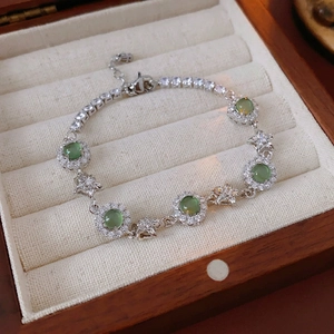 Bracelet fleurs en argent avec zircons micro-incrustés et pierres vertes sur boîte