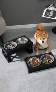 Détail du distributeur surélevé ajustable pour animaux avec bols inox et anti-glouton