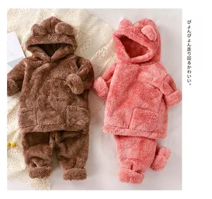 Détail du pyjama en polaire épaisse pour enfants avec capuche oreilles d'ours pelucheux