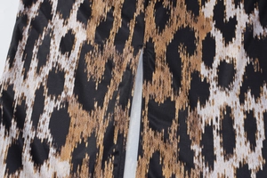 Détail de l'imprimé léopard montrant la fente et la texture lisse du tissu