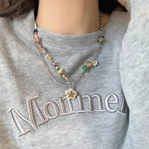 Collier à pierres colorées avec pendentif coeur et design multicouche pour femme