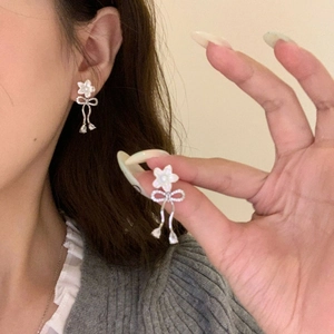 Elegant floral bow earrings with pearls and silver needle studs for women