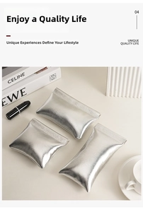 Dreiteiliges Set silberner Kosmetiktaschen in verschiedenen Größen für Make-up-Produkte