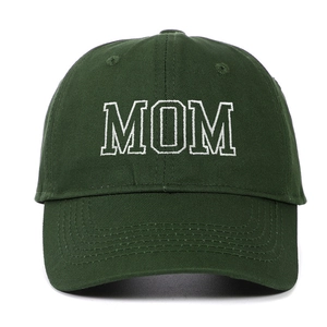 Broderie détaillée du texte MOM blanc sur une casquette en coton sergé vert foncé