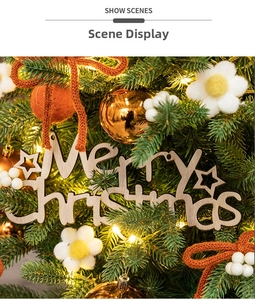 Détail de plaque de Noël en bois avec boules dorées et éclairage festif chaleureux