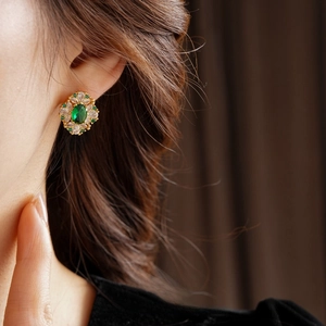 Luxueuses boucles d'oreilles losange plaquées or avec pierre verte et zircons