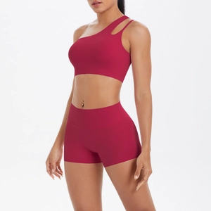 Detailansicht der High-Waist-Yoga-Shorts und One-Shoulder-Sport-BH in dunklem Weinrot