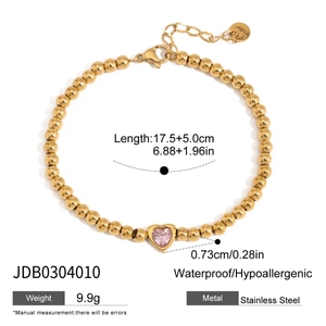 Detail der 18K vergoldeten Edelstahl-Kugelkette mit rosa Zirkon-Herzanhänger