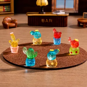 Miniatur Kaktus Dekofiguren aus bunten Harz in einer gemütlichen Bar-Szene Kulisse