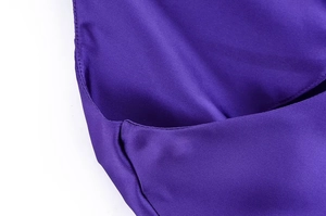 Detailaufnahme des tiefvioletten Satinstoffs mit glatter Textur und feiner Naht
