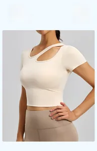 Dettaglio del crop top da yoga crema slim-fit con esclusivo scollo asimmetrico a intaglio