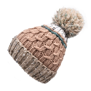 Détail du bonnet en tricot avec design bicolore et détail de pompon moelleux
