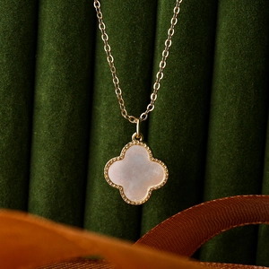 Collana con pendente a quadrifoglio placcata in oro con inserto in conchiglia bianca