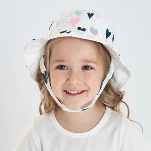 Détail chapeau soleil enfant avec motifs cœurs colorés et attache velcro au menton