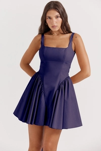 Detail des eckigen Ausschnitts und der Taillenfalten am dunkelvioletten Minikleid