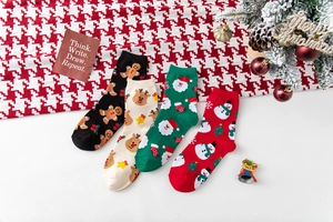 Detailansicht festlicher Weihnachts-Baumwollsocken mit Rentier- und Weihnachtsmann-Motiven